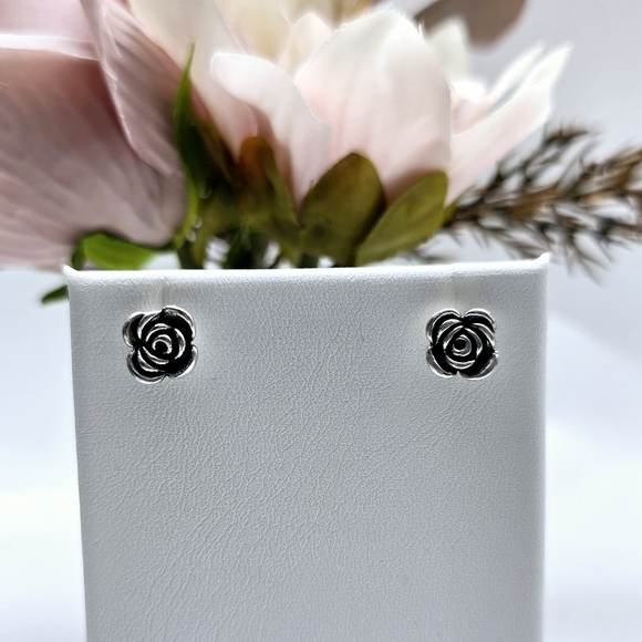 ❤️ MODERN ROSE STUD EARRINGS - Picture 9 of 10